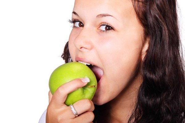 maria eats an apple translated to polish